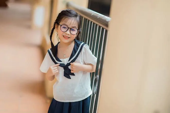 Bé gái 6 tuổi nhí nhảnh, dễ thương với bộ ảnh đồng phục học sinh | Báo Dân  trí