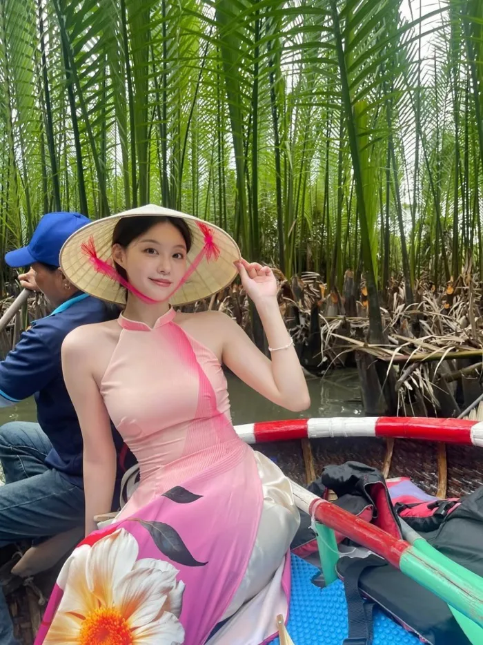 Gái xinh Hàn Quốc diện áo dài, cưỡi trâu khi du lịch Việt Nam