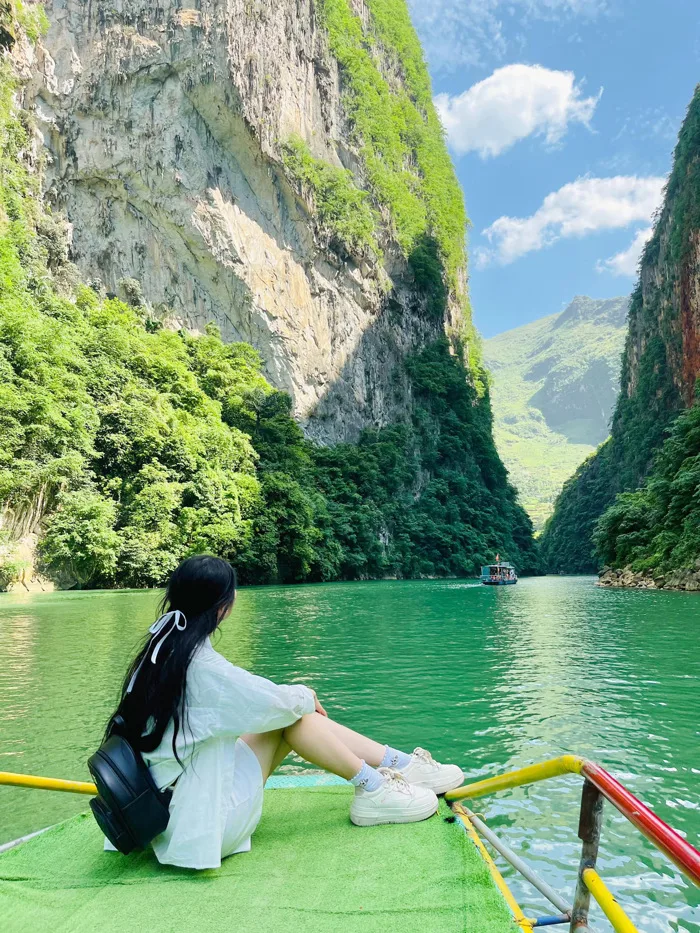 Cô gái trẻ và chuyến đi phượt gần 400km đến Hà Giang