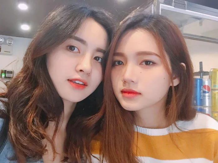 Bức hình 2 cô nàng 