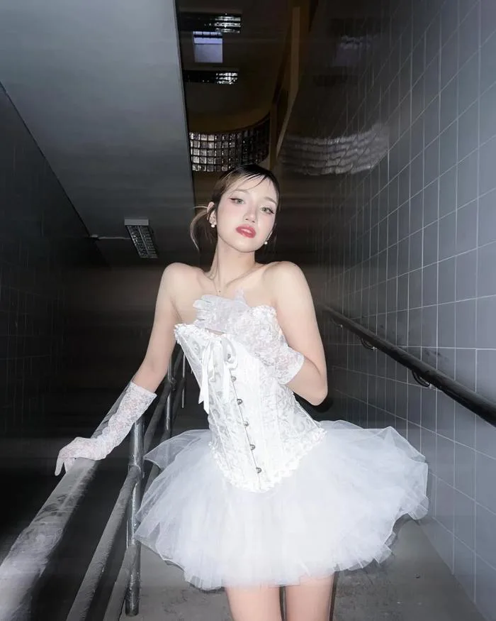 Chiếm mọi ánh nhìn trong mọi bữa tiệc đầu năm với găng tay ren mỏng