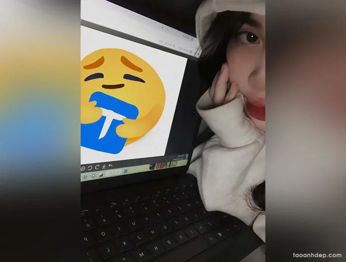 Ghép ảnh của bạn vào màn hình của Girl xinh