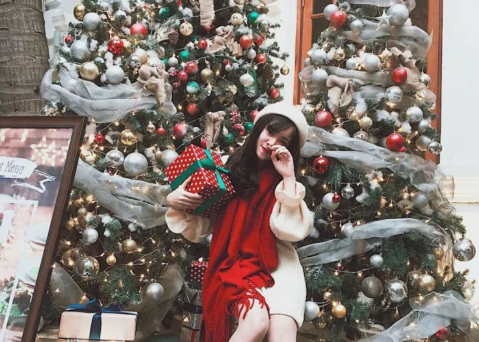 Bí kíp tạo dáng chụp ảnh với cây thông Noel 