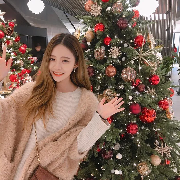 Bí kíp tạo dáng chụp ảnh với cây thông Noel 
