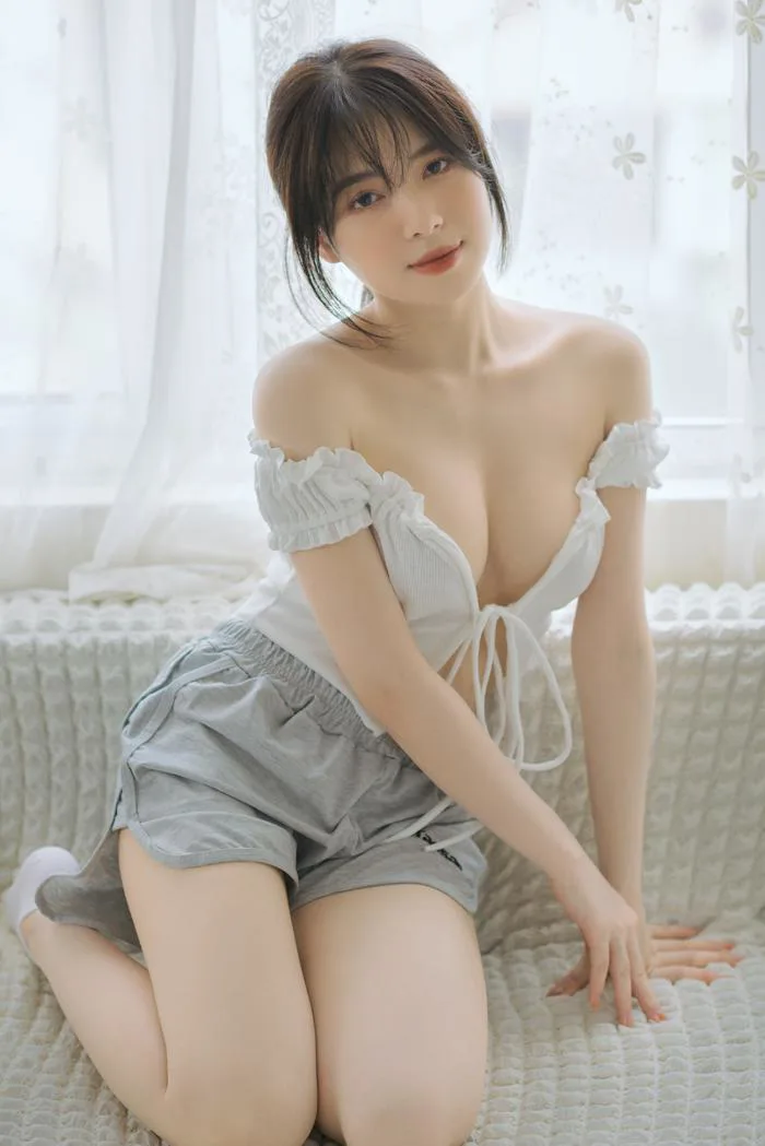 Thiếu nữ Hà thành xinh xắn, diện đồ gợi cảm 'thiêu đốt' mọi ánh nhìn