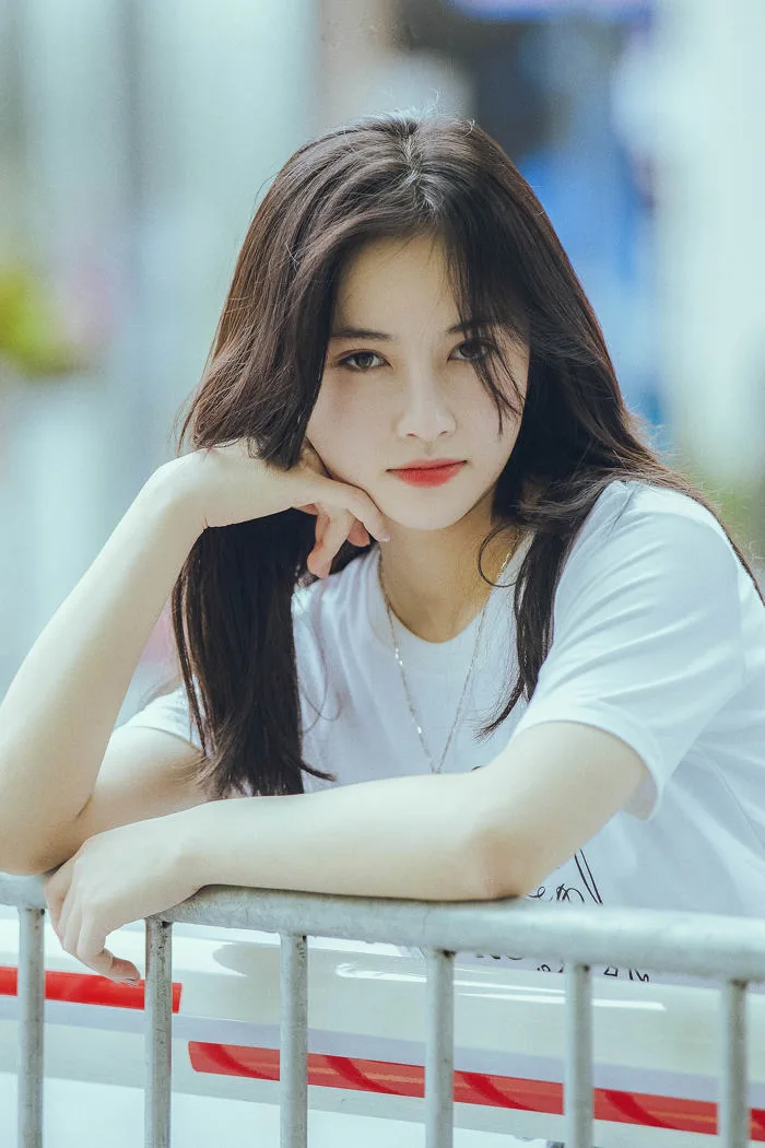 Loạt ảnh của nữ sinh Hà Nội chứng minh đã xinh thì cầm sách đọc thôi cũng  đẹp!