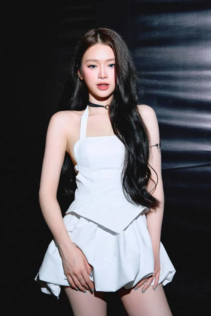Gái xinh Hà Nội từng lọt top tìm kiếm Google lộ ảnh hẹn hò ở Pháp: 16 tuổi  bị chê chín ép, nay thay đổi khó tin