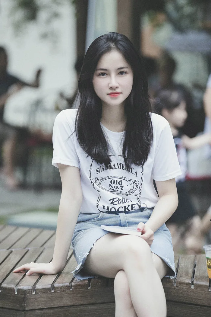 Loạt ảnh của nữ sinh Hà Nội chứng minh đã xinh thì cầm sách đọc thôi cũng  đẹp!
