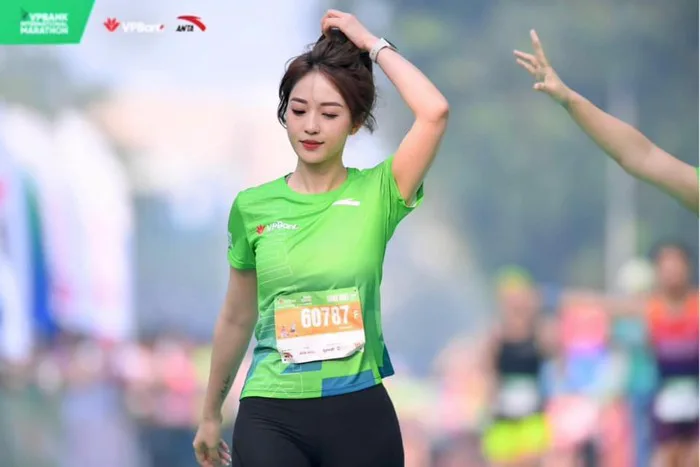 Tham gia giải chạy, cô gái bỗng 'nổi như cồn' với visual đỉnh cao