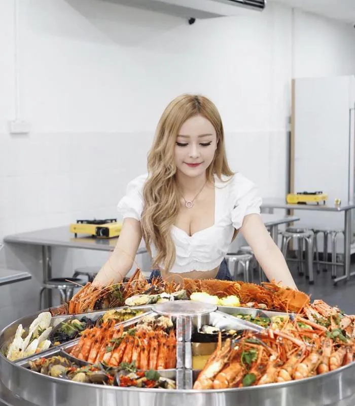 Chỉ một khoảnh khắc ngồi uống trà sữa, nàng hot girl xinh đẹp nhanh chóng  trở thành tâm điểm của cộng đồng mạng