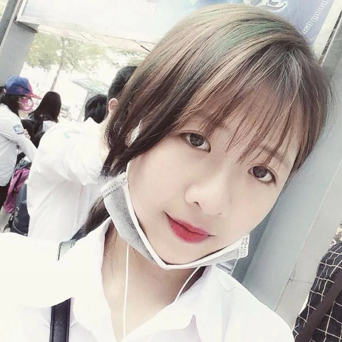 Nữ sinh bất ngờ nổi tiếng chỉ bởi cách uống trà sữa 