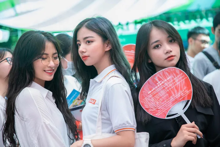 Bức ảnh bộ 3 nữ sinh THPT gây bão MXH vì ai cũng xinh xuất sắc, thần thái  đỉnh cao không thể rời mắt
