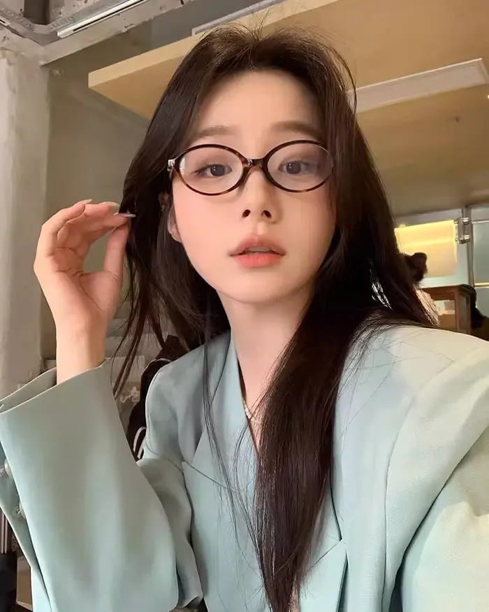 Ngỡ ngàng trước loạt ảnh gái xinh đeo kính như thiên thần