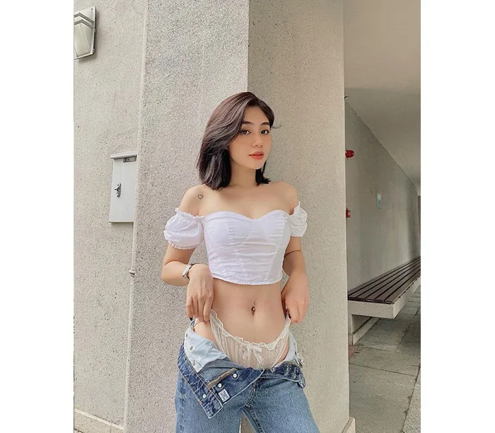 Hot girl buông cúc quần khoe eo thon nuột nà, dân mạng chỉ biết ngơ ngác vì  quá gợi cảm