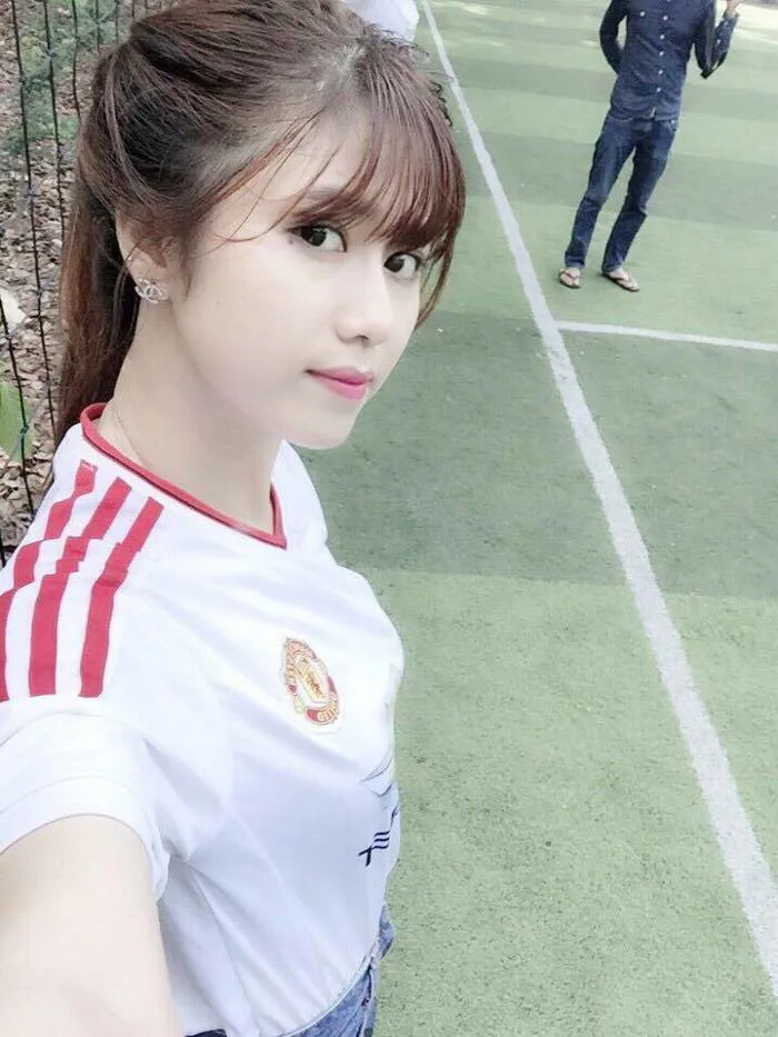 Những hình ảnh girl xinh mặc áo bóng đá đầy cá tính - Người đẹp - Việt Giải  Trí