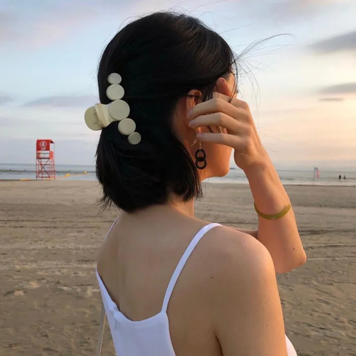 Nàng tóc ngắn cũng diện được kẹp càng cua xinh ngất, lại có tới 2 cách mà  cách nào cũng sang