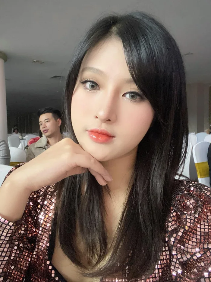 Sang chảnh giống hệt chị đã đành, em gái Huyền Baby còn “chơi chiêu” makeup  nên xinh đẹp kiêu kỳ mà vẫn ngây thơ
