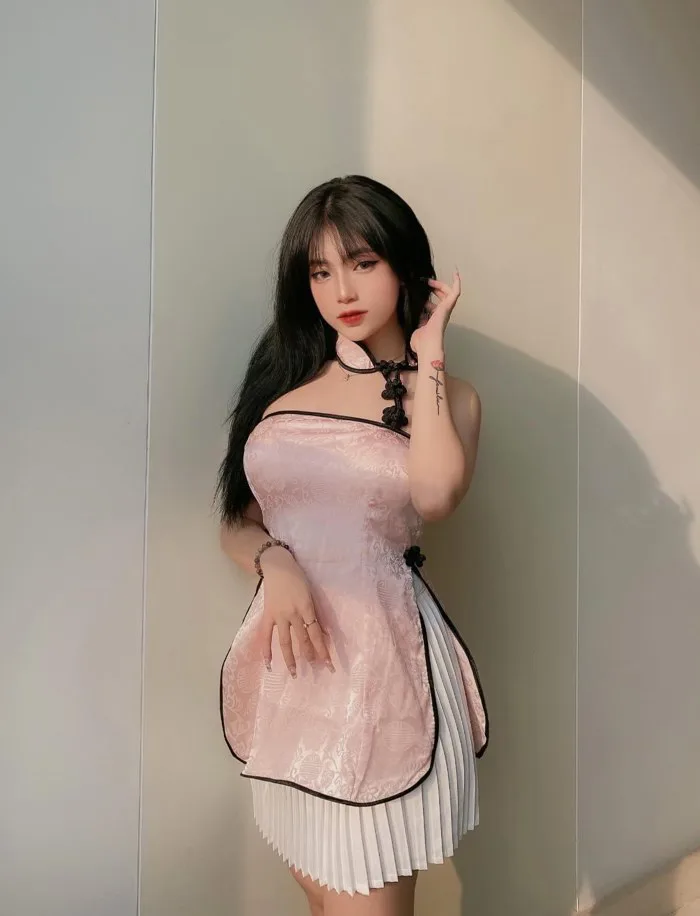 Ăn mặc nền nã và kín đáo, người đẹp 9X vẫn không giấu nổi đường cong chuẩn  mực