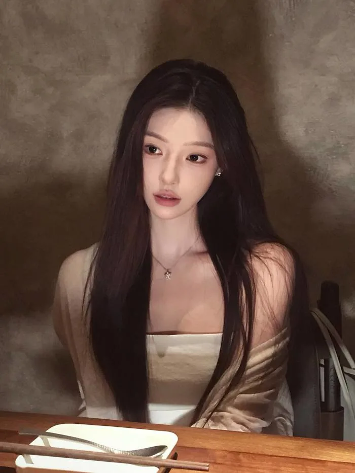 Hot girl không bị lu mờ trước nữ thần Kpop: Visual như búp bê nhưng mặt mộc  mới đỉnh