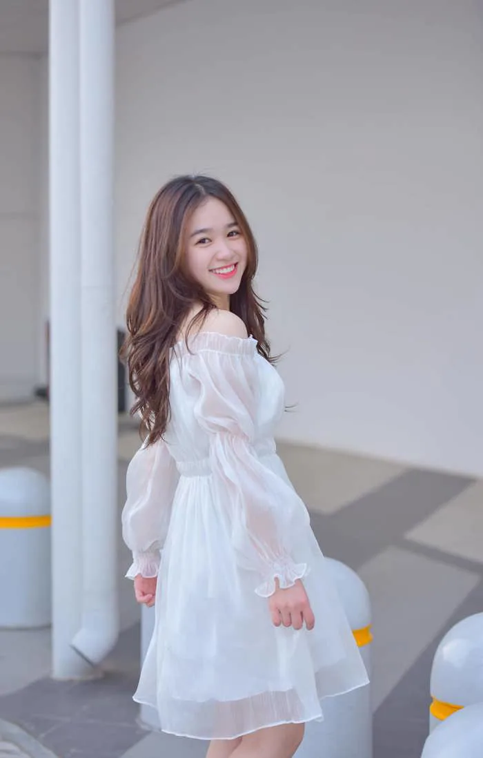Diện áo dài trắng chụp ảnh kỷ yếu xinh như thiên thần, cô gái này hot nhất  hôm nay!