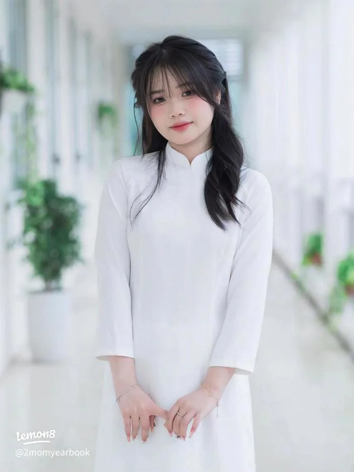 Chụp kỷ yếu áo dài trắng: Gợi ý dáng đẹp, thần thái tự nhiên và cách lên ảnh  xinh