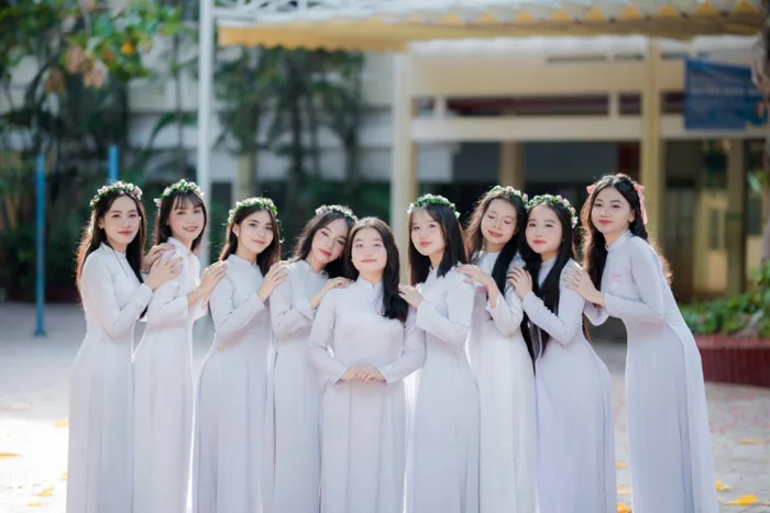 Gợi ý top những cách chụp ảnh kỷ yếu ĐẸP tạo dáng chụp áo dài cực XINH