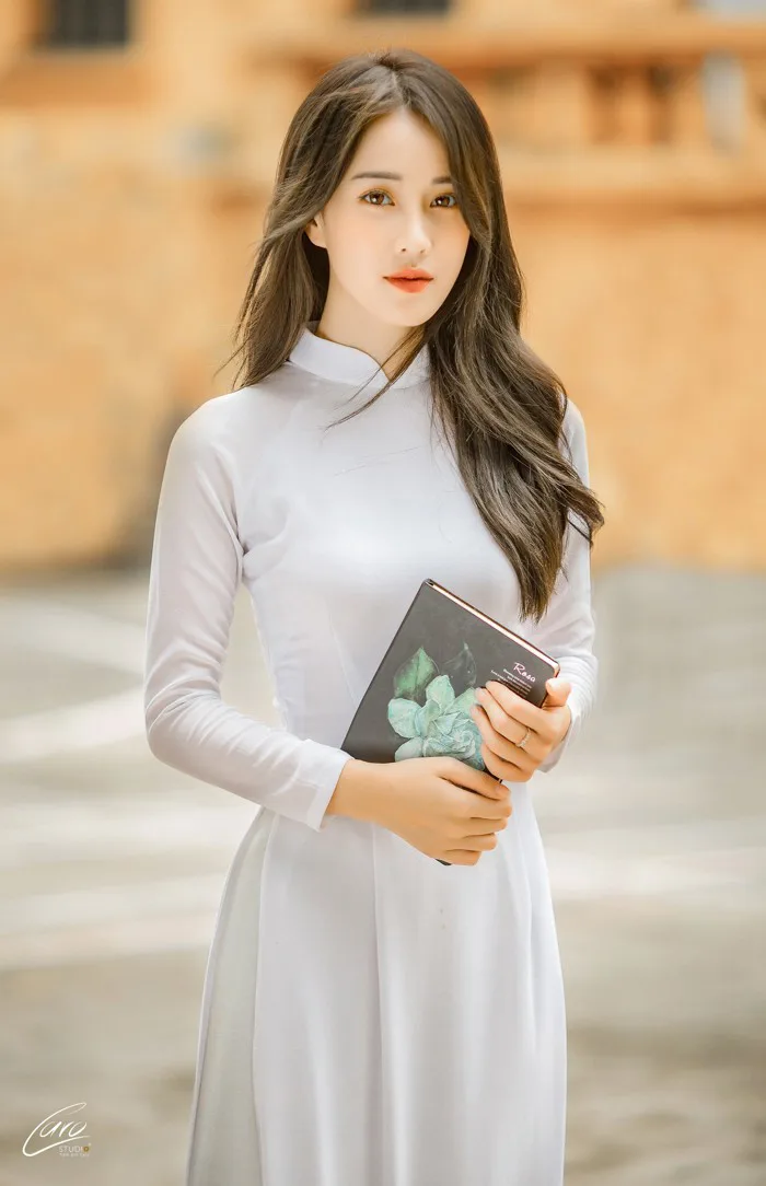 Diện áo dài cực xinh trong bộ ảnh kỷ yếu, Á khôi sinh viên Việt Nam được  nhận xét tựa bản sao Nam Em, thần thái còn sang hơn