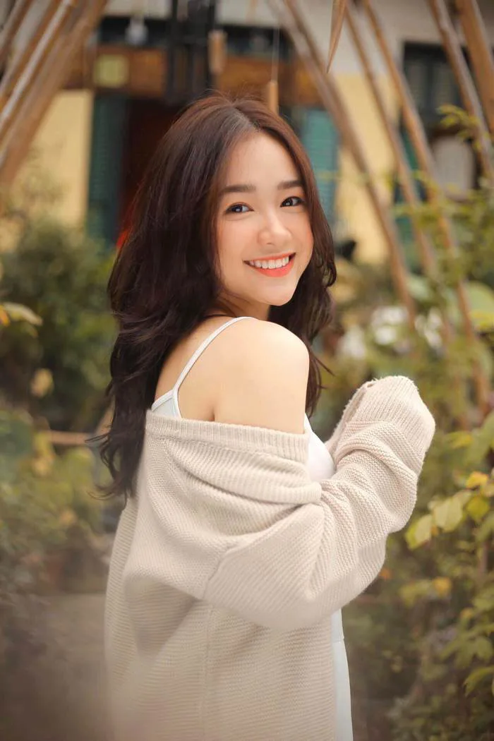 Diện áo dài trắng chụp ảnh kỷ yếu xinh như thiên thần, cô gái này hot nhất  hôm nay!