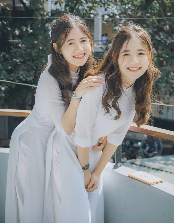 99+ Kiểu tạo dáng chụp ảnh kỷ yếu áo dài trắng xinh lung linh