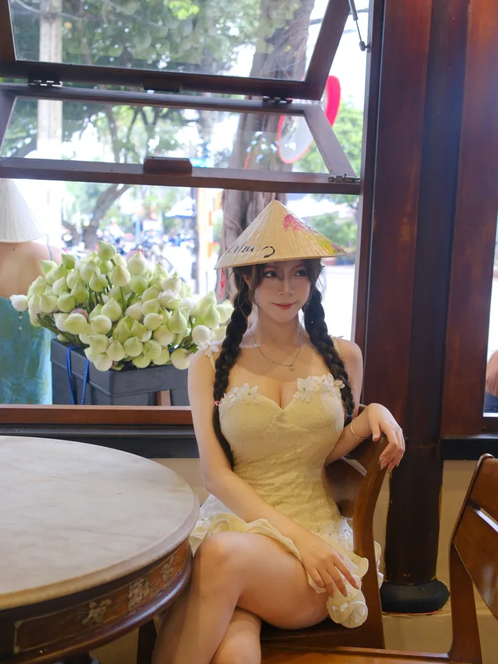 Đón thu ở Sài Gòn, hot girl xinh đẹp khéo léo có ngay một bộ ảnh để đời
