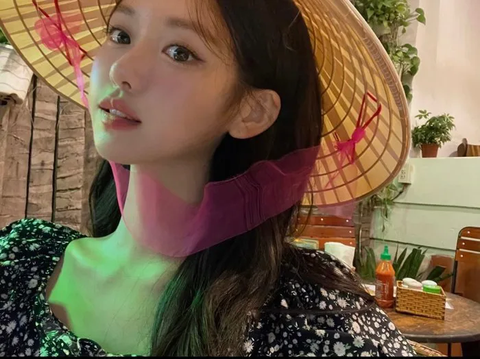 Để xinh như cô gái có nửa triệu fan đội nón lá Việt Nam 