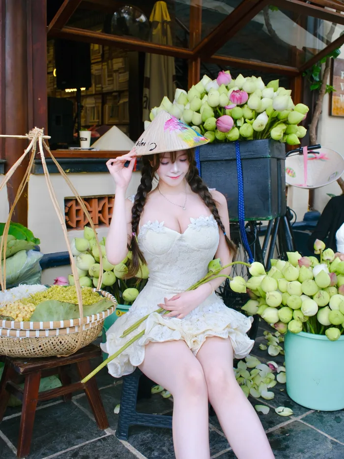 Đón thu ở Sài Gòn, hot girl xinh đẹp khéo léo có ngay một bộ ảnh để đời