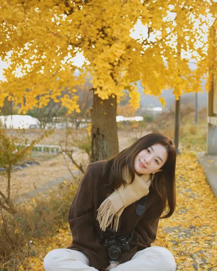 Seulgi (Red Velvet) thu về triệu tim chỉ nhờ bộ ảnh lá vàng mùa Thu,  netizen tưởng hình tạp chí nhưng sự thật lại gây ngỡ ngàng