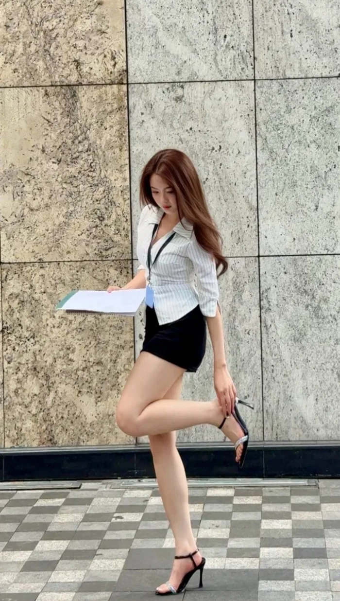 Hot girl ảnh thẻ' hóa thân cô thư ký nhỏ quyến rũ
