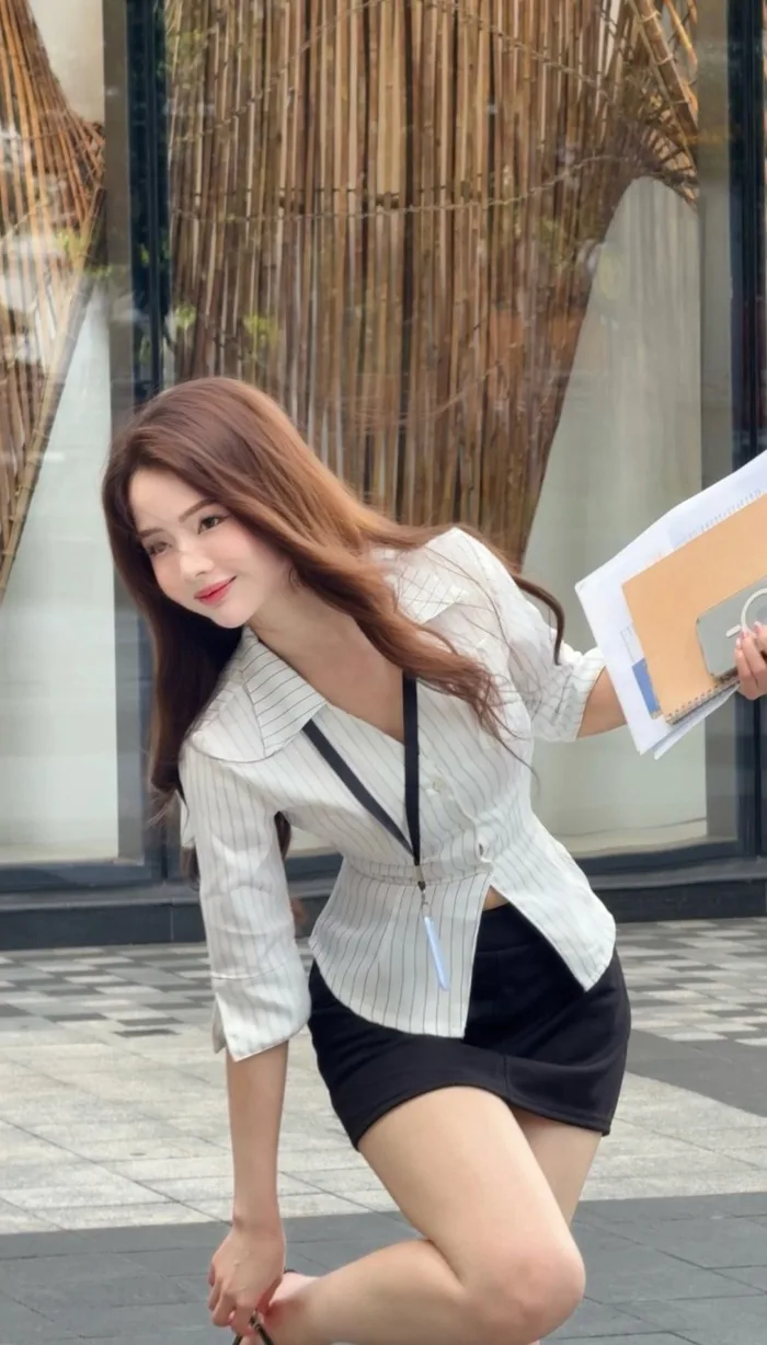 Hot girl ảnh thẻ' hóa thân cô thư ký nhỏ quyến rũ