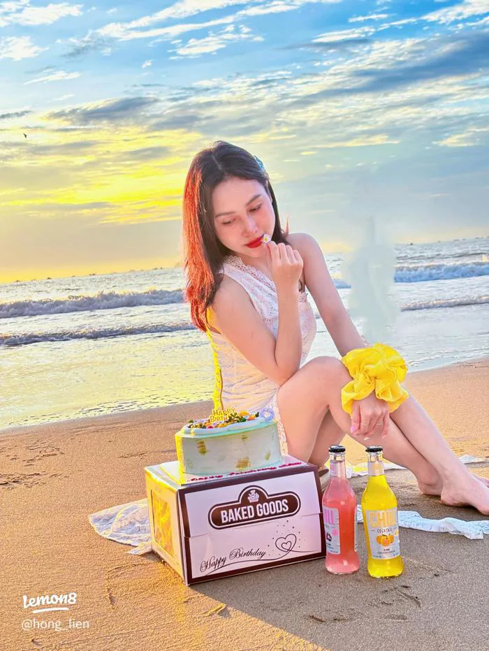 Sinh nhật ở biển lúc hoàng hôn: gợi ý pose ảnh gái xinh siêu thơ
