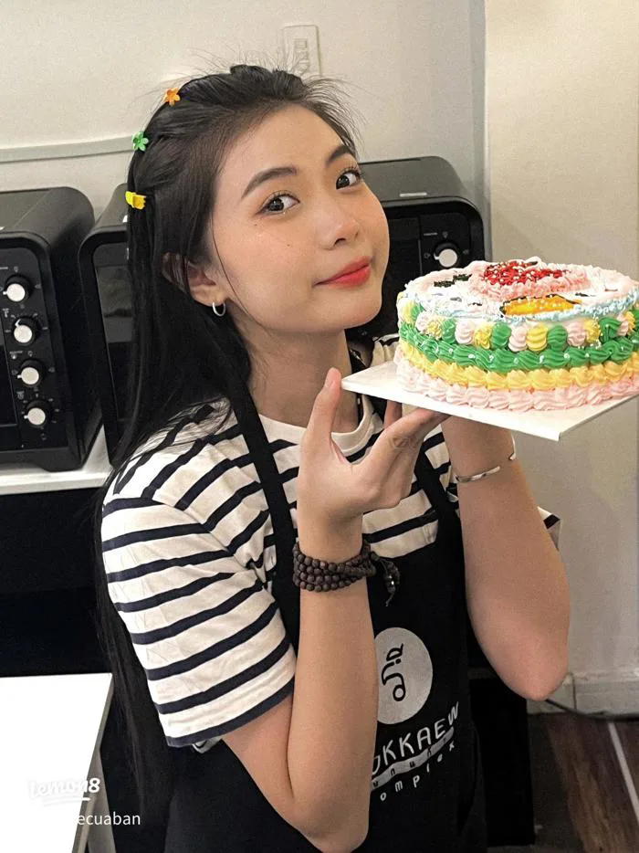 Gợi ý pose chụp ảnh dễ thương với bánh kem tự làm tại studio