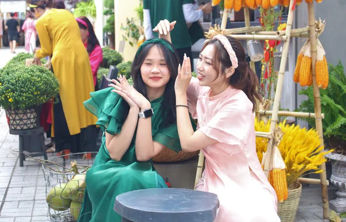 Gái xinh xuống phố chụp hình với không gian tết rực rỡ mai vàng tuyệt đẹp