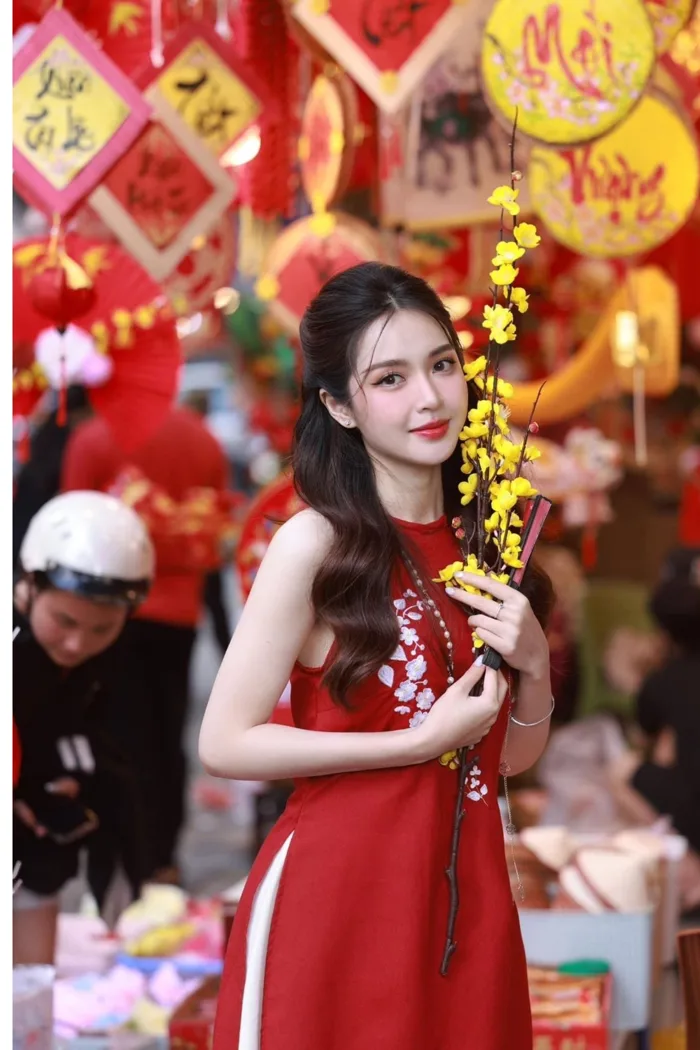 101+ Cách tạo dáng chụp ảnh Tết 2026 ĐẸP lung linh cho chị em
