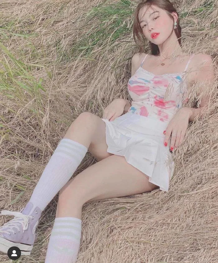 Thiếu nữ Hàn hóa nàng lolita gợi tình với nội y ren, chân váy bồng xòe