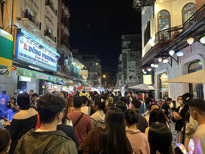 Trung thu sớm: Gái xinh đang tập trung hết ở phố lồng đèn Lương Nhữ Học dù  gửi xe tận 20k/chiếc