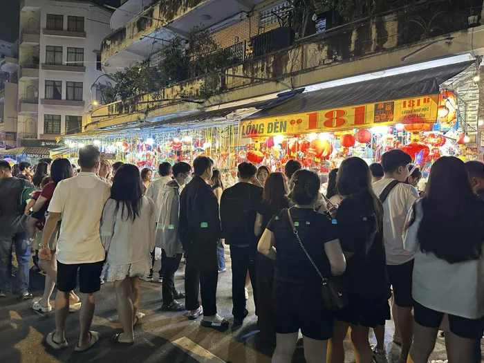 Trung thu sớm: Gái xinh đang tập trung hết ở phố lồng đèn Lương Nhữ Học dù  gửi xe tận 20k/chiếc