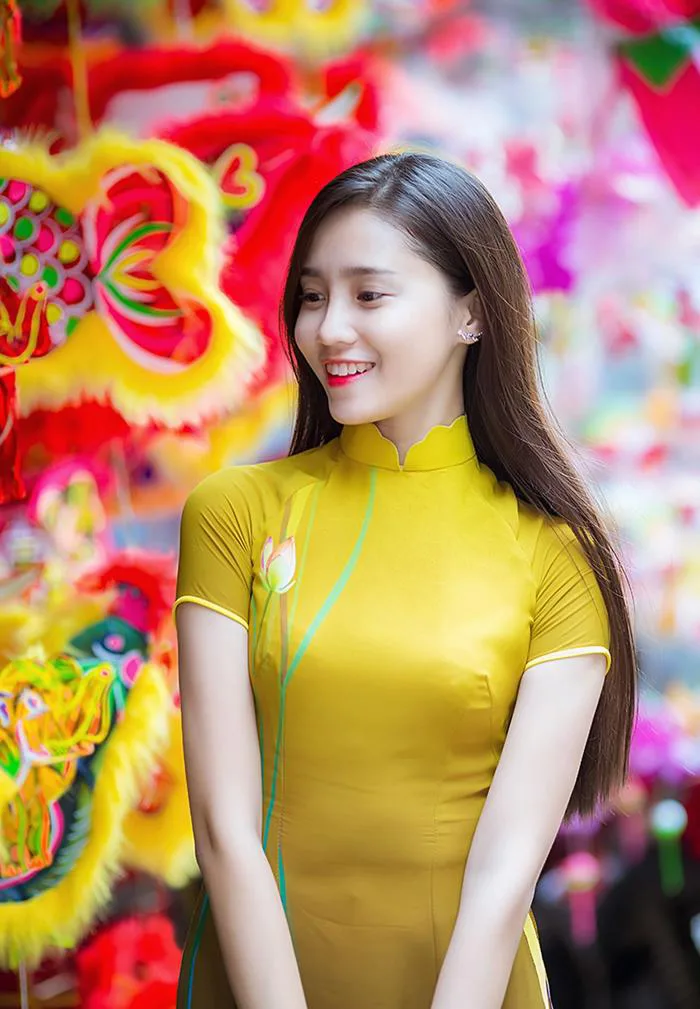 Nữ sinh tuổi 18 dạo phố lồng đèn nhớ Trung thu xưa | Báo Dân trí