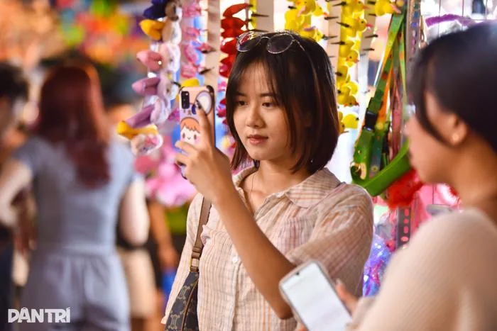Phố lồng đèn lớn nhất TPHCM rực rỡ trước Trung thu | Báo Dân trí