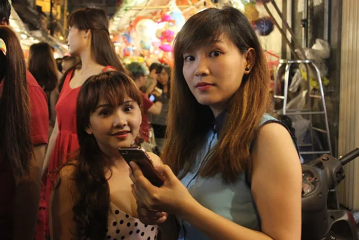 Chùm ảnh] Người dân Sài Gòn nô nức làm dáng ở phố lồng đèn