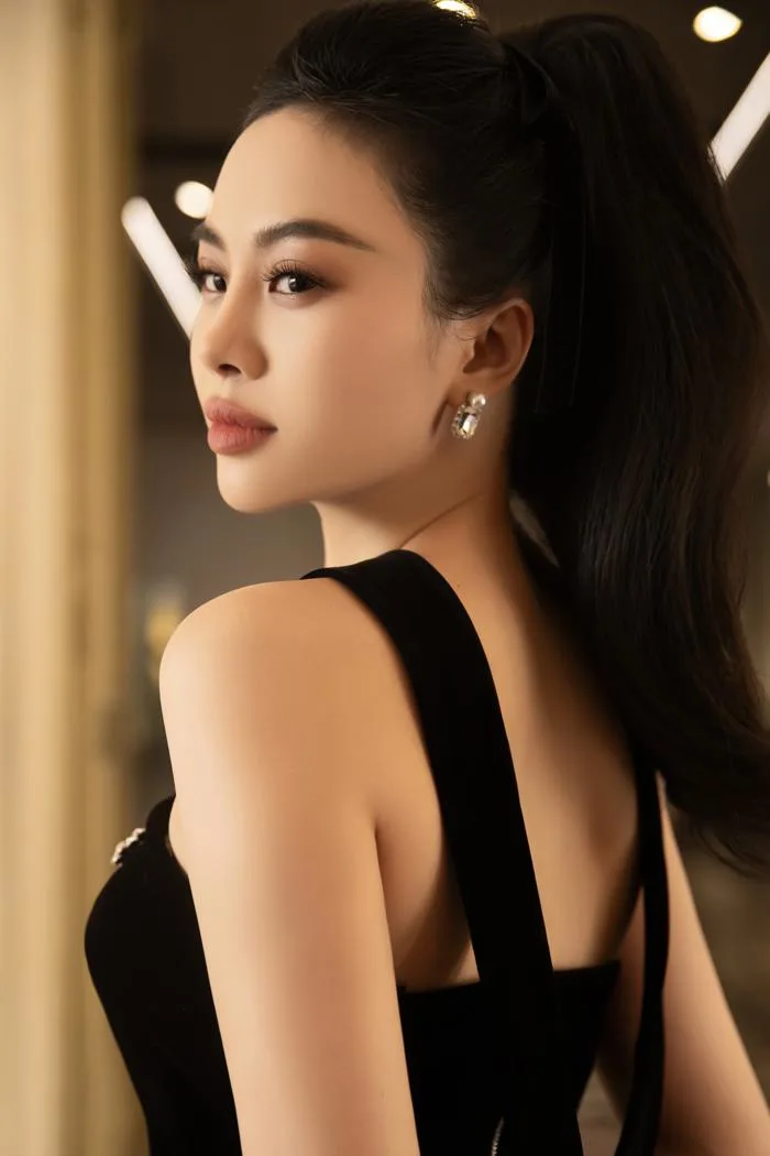 Cô gái 'xinh như hoa hậu' được danh ca Thái Châu ủng hộ hát nhạc Lam Phương