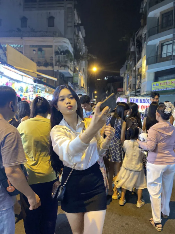 Trung thu sớm: Gái xinh đang tập trung hết ở phố lồng đèn Lương Nhữ Học dù  gửi xe tận 20k/chiếc