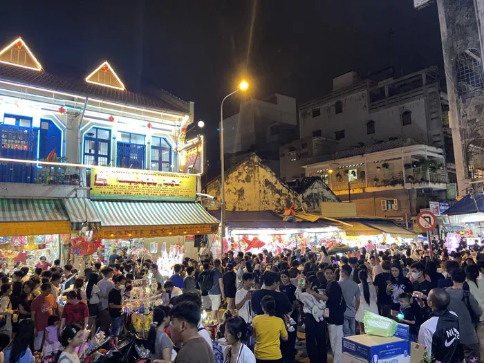 Trung thu sớm: Gái xinh đang tập trung hết ở phố lồng đèn Lương Nhữ Học dù  gửi xe tận 20k/chiếc