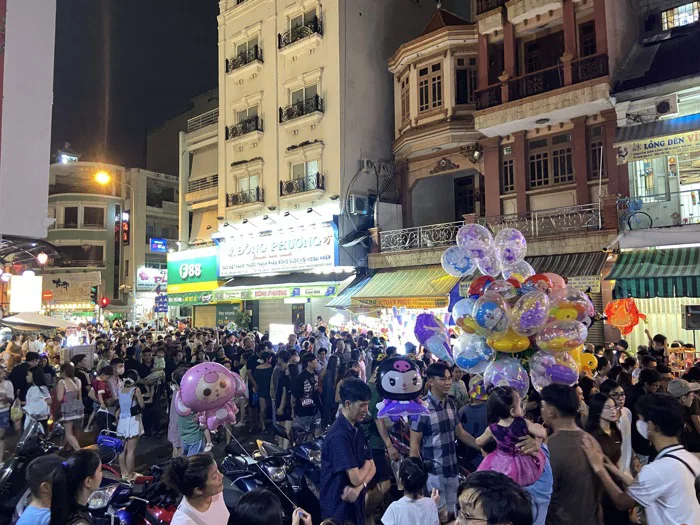 Trung thu sớm: Gái xinh đang tập trung hết ở phố lồng đèn Lương Nhữ Học dù  gửi xe tận 20k/chiếc