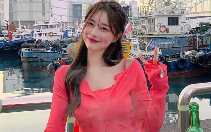 Hot girl má lúm đồng tiền mê diện chiếc áo đàn ông, phối 1001 kiểu gì cũng  đẹp và ngọt ngào